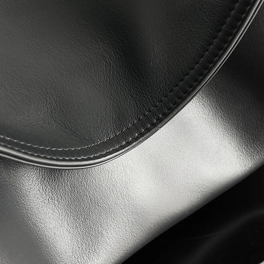Batch 2080 Bottega Veneta, the flagship product of the 2024 autumn and winter, is making a splash from the catwalk to the streets. It not only brings a strong retro atmosphere, but also can easily interpret different styles through a variety of matching methods. Whether it is a smart and elegant workplace look or casual and comfortable daily wear, fully imported calfskin is a fashion element you can’t miss! Style number: 803977 Size: 41*20*8cm